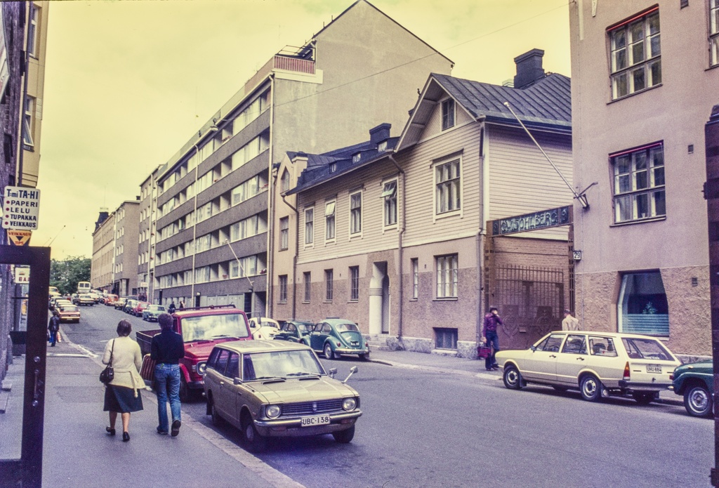 Vuorimiehenkatu 29, puurakennuksen ja kerrostalon välisen portin yläpuolella nimikyltti "G
