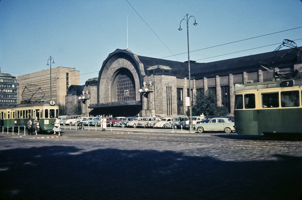 Rautatieasema, Kaivokatu 1. Raitiovaunuja Kaivokadulla