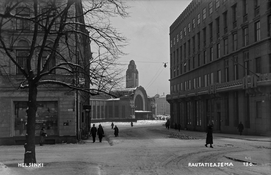 Helsingin rautatieasema Heikinkadun (Mannerheimintien) ja Kaivokadun risteyksestä nähtynä.