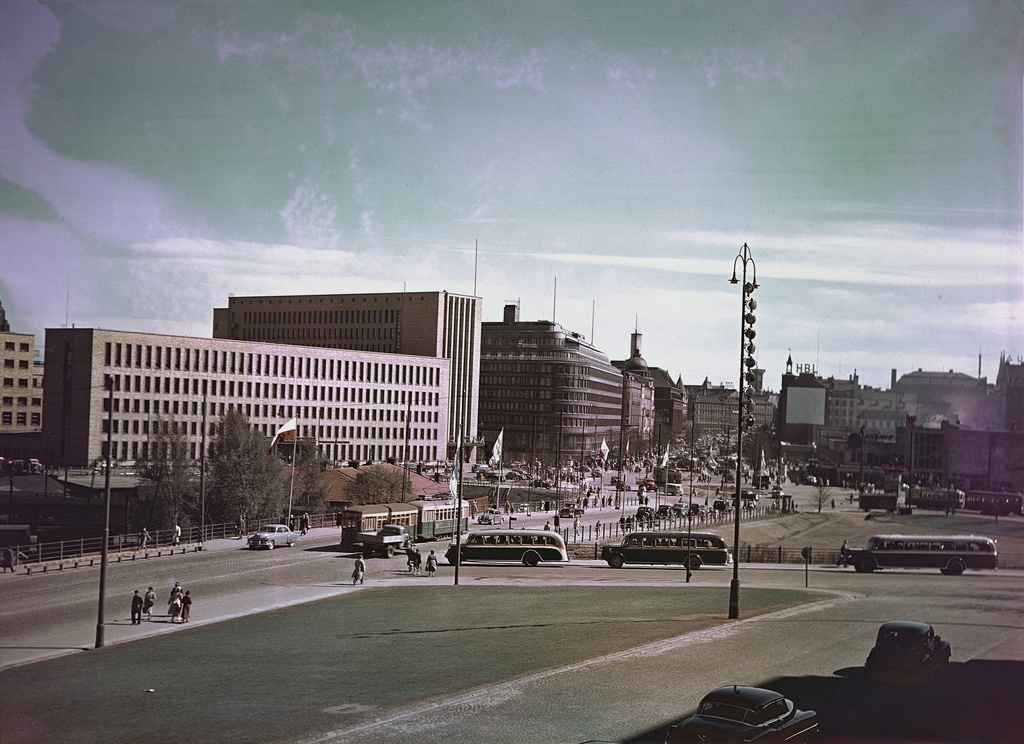 Mannerheimintie Eduskuntatalon portailta keskustaan päin