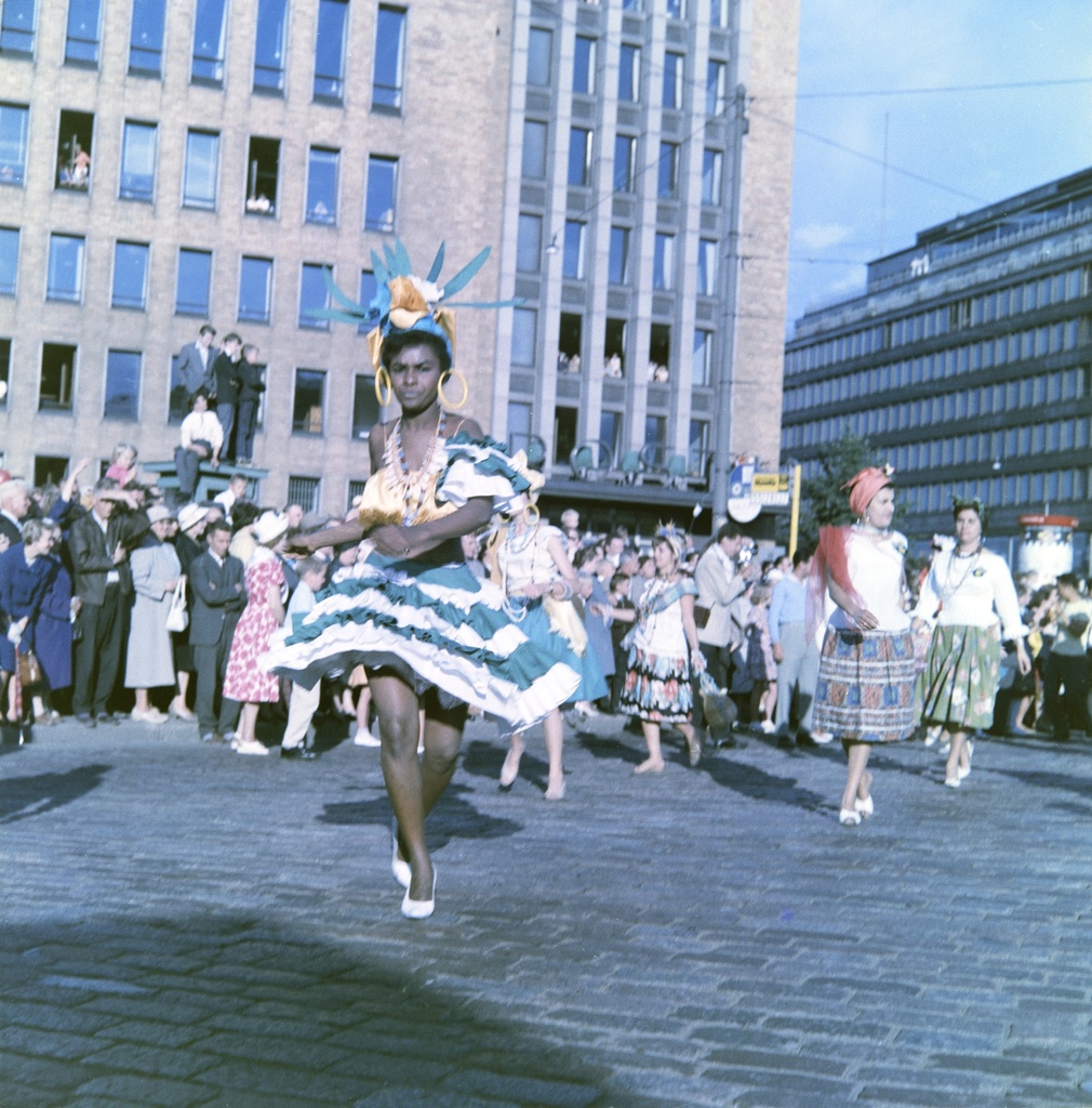 Maailman nuorison ja ylioppilaiden VIII rauhan ja ystävyyden festivaali Helsingissä 1962. Kulkue Postitalon edustalla.