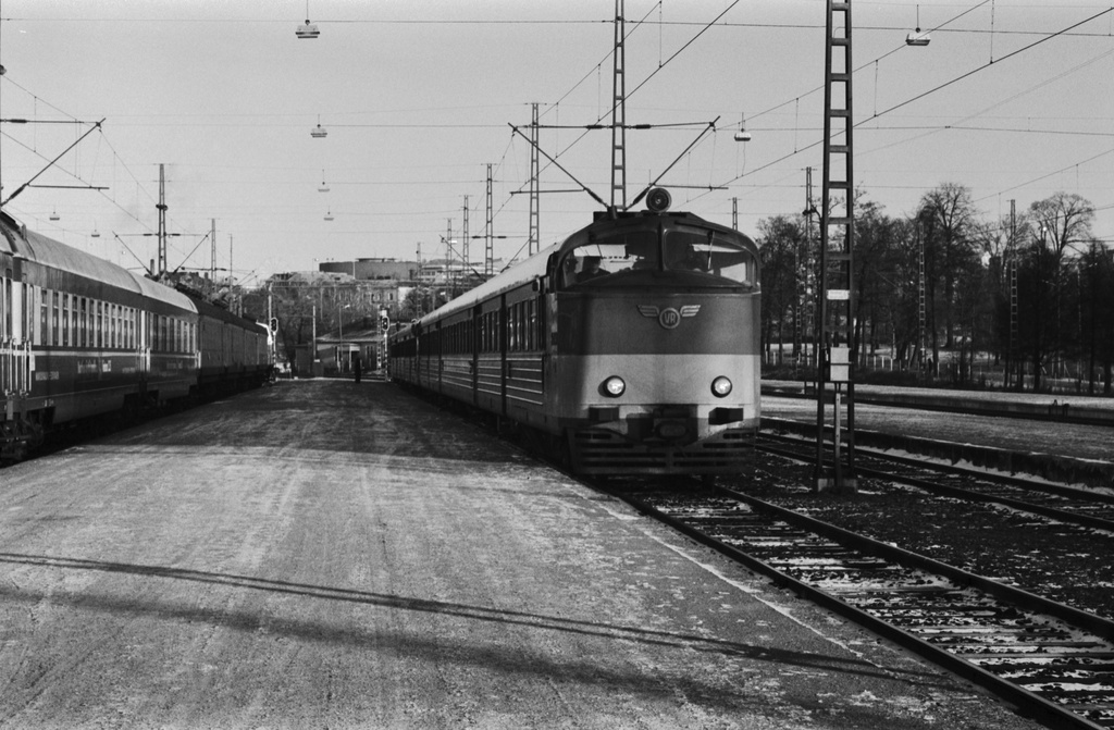 Helsingin rautatieasema. Juna saapumassa Helsingin rautatieasemalle. Näkymä Linnanmäen suuntaan.