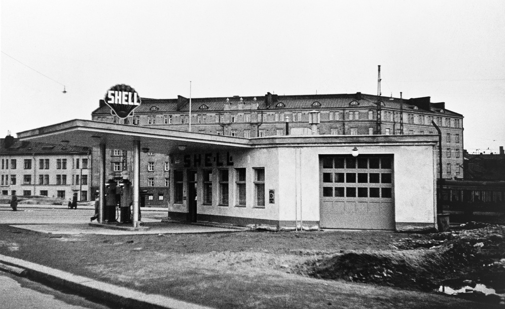Oy Shell Ab:n huoltoasema, Läntinen Brahenkatu 14 - Sturenkatu 13 Sturenkadulta nähtynä. Taustalla Itäinen Brahenkatu 15, 13, 11.