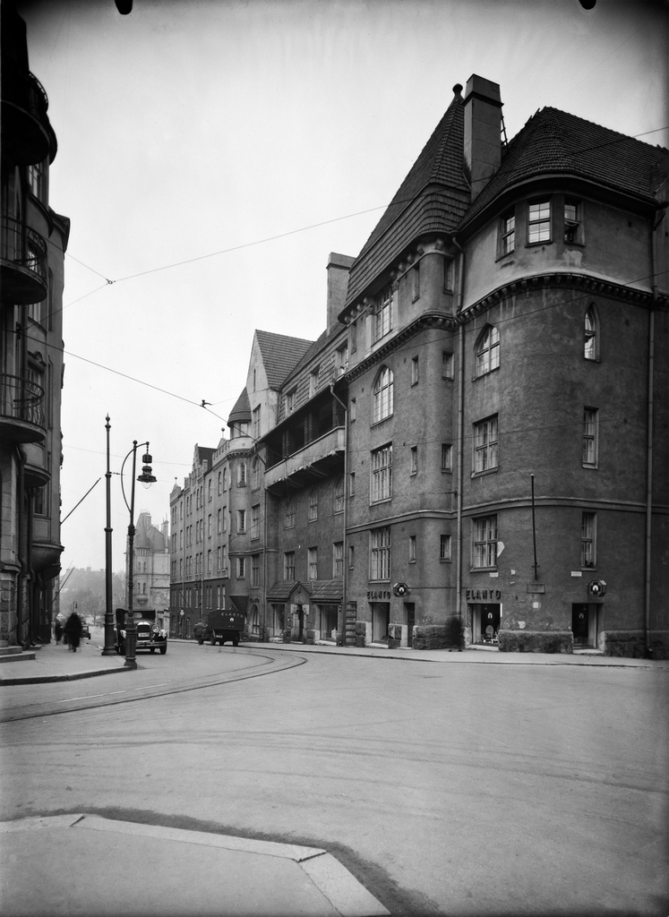 Elannon rohdos- ja kemikaliomyymälä n:o 22 Katajanokankadun ja Luotsikadun kulmassa