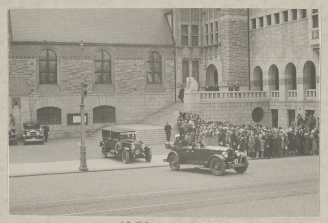 King of Denmark and Iceland Kristian x and President Relander are leaving the court of the Nationalismeo