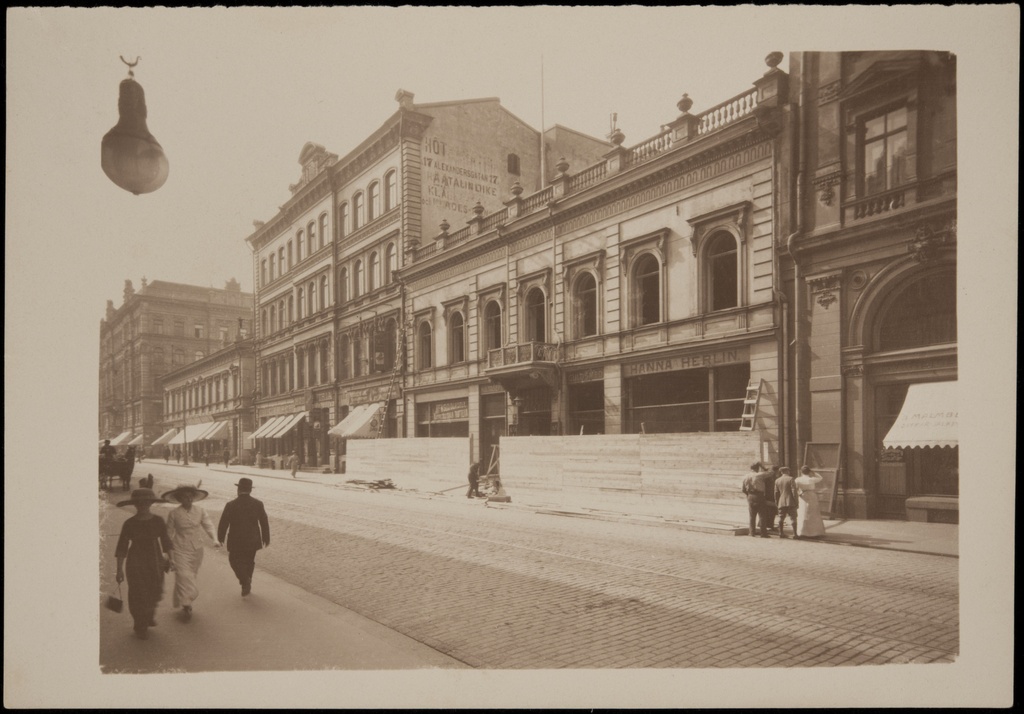 Aleksanterinkatu 15, 17, rakennusta nro 15 puretaan.