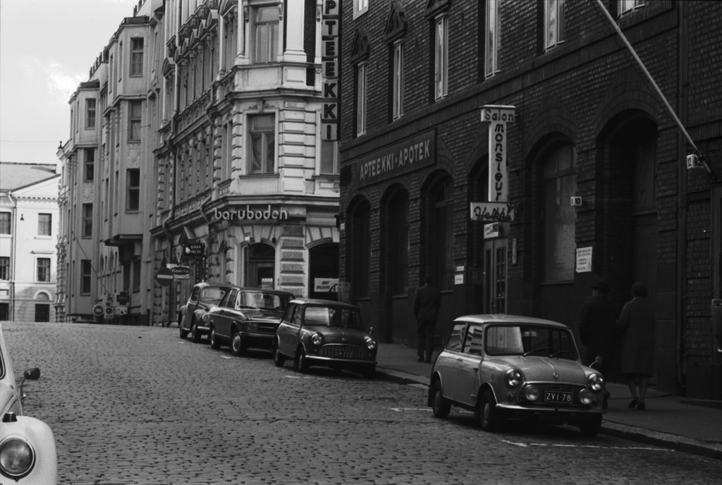 Pieni Roobertinkatu 10, 8. Näkymä Pieni Roobertinkatu 12:n edustalta Kasarmikadun suuntaan.