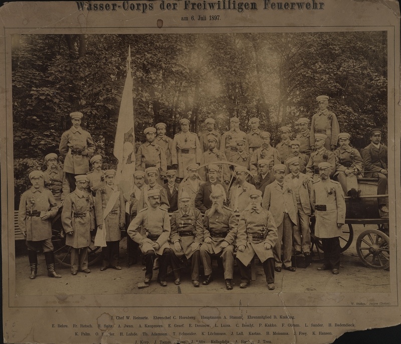 Tartu VTS veejaoskonna liikmed lipu ja kaarikuga