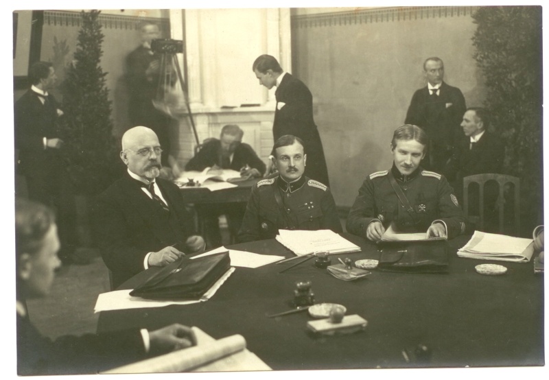 Tartu rahulepingu sõlmimine. Eesti delegatsiooni liikmed Tartu rahu sõlmimisel. Vasakult - J.Poska, kindral J.Soots, kolonel V.Mutt.