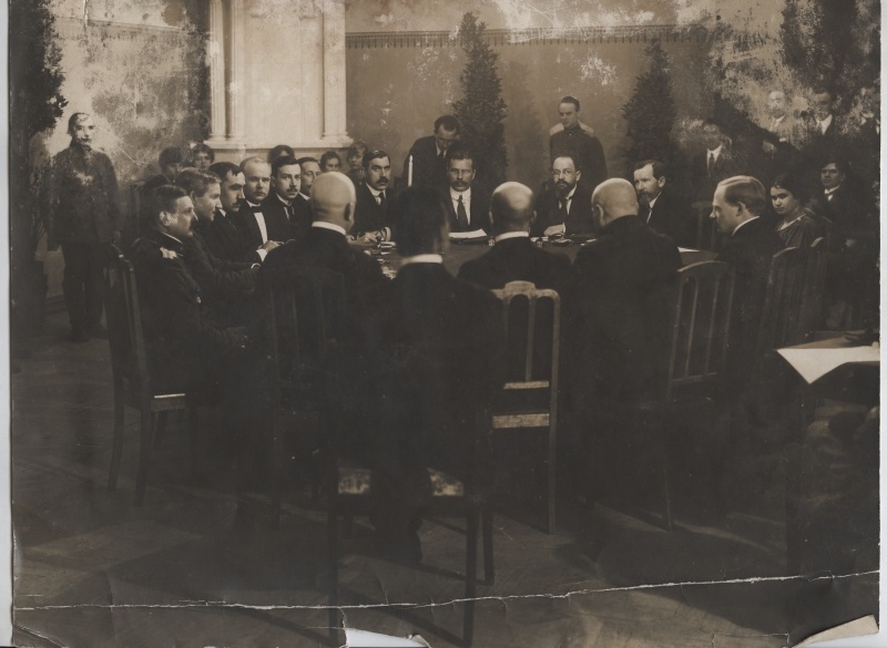 Tartu rahulepingu sõlmimine. Vene delegaadid ja eksperdid. Keskel püsiseisva Eesti ohvitseri ees vene delegatsiooni juht A.Joffe.