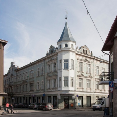 Elu- ja ärihoone Viljandis, vaade hoonele nurgalt rephoto
