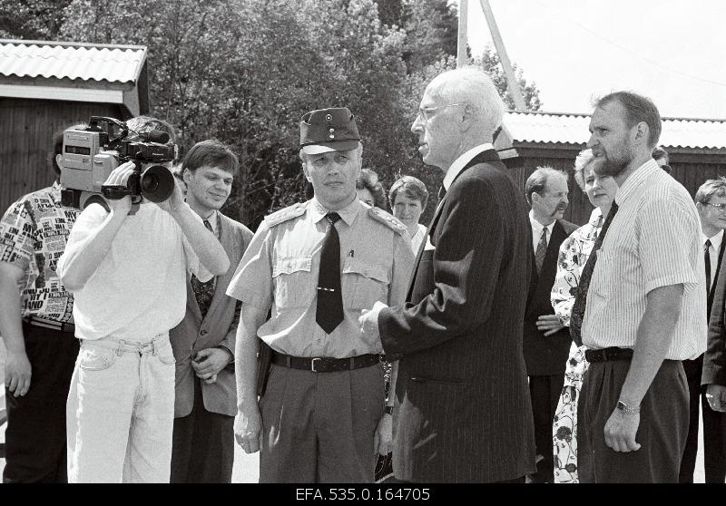 President Lennart Meri tour in Viljandimaa. Meeting at Mõisaküla's border point. On the right Mrs Helle Meri and Viljandi County Senior Helin-Valdor Seeder, on the left TV journalist Indrek Treufeldt.