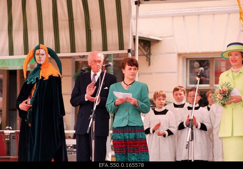 Princess Benedicte (best) and President of the Republic of Estonia Lennart Meri (in the middle) opened the old town days at the Raekoja square.