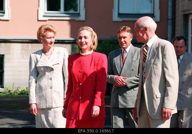 The wife of the President of the United States Bill Clinton Hillary Clinton at the reception of the President of the Republic of Estonia, Lennart Meri, in Kadriorg. From the left: Lennart Meri's wife Helle Meri, Hillary Clinton, Chairman of the Riigikogu Toomas Savi and President Lennart Meri.
