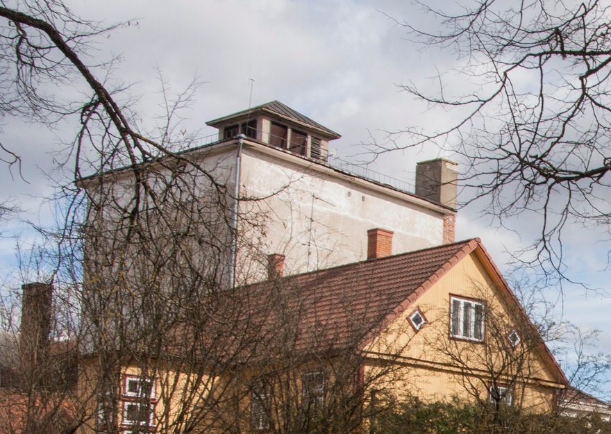 Ugala teatri lavatorn, vaade hoonele, ees majad rephoto