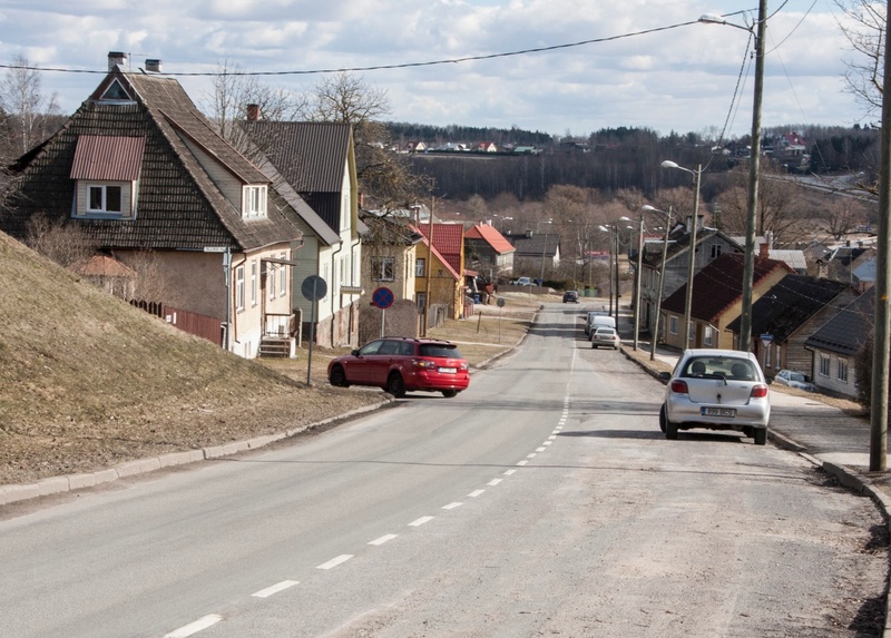 foto, Viljandi, Jakobsoni tn mägi hommikuvalguses, Allika ja Põllu tn ristmikud, sõidukid, 1975, foto E. Veliste rephoto