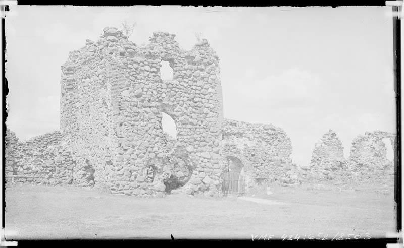 Photo-negative, Karksi castle roofs