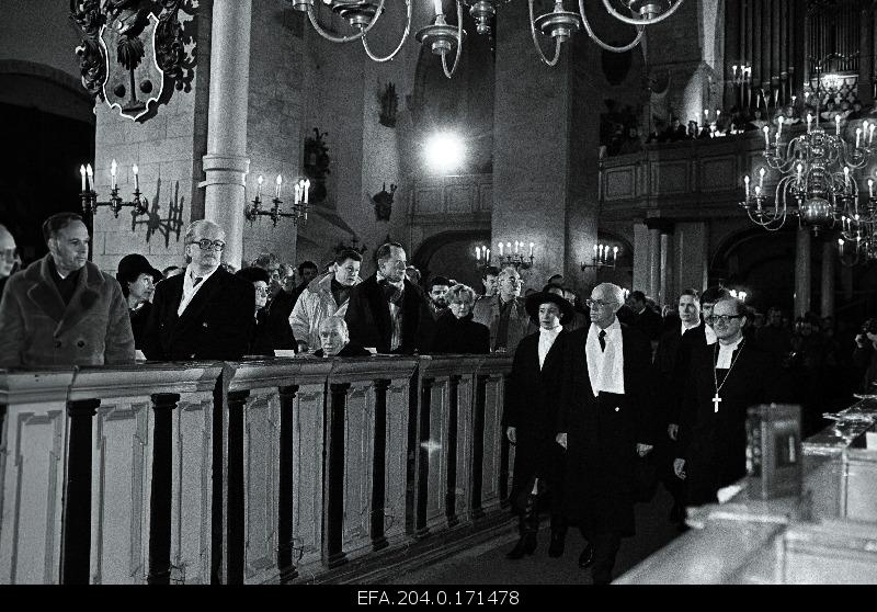 On the 75th anniversary of the Republic of Estonia, President Lennart Meri and his wife arrive to the Toom Church.