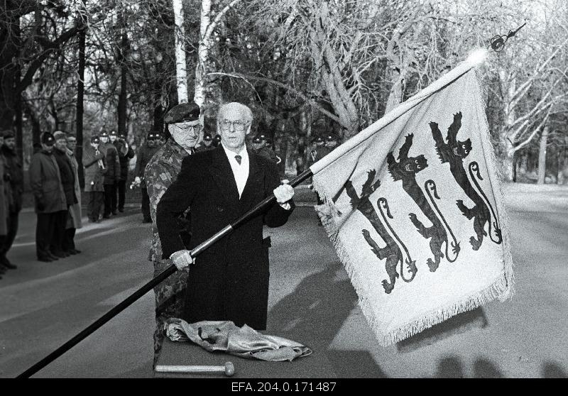 On the 75th anniversary of the Estonian Defence League, the President of the Defence League Lennart Meri holds the flag in front of the Kadrioru Castle. General Major Aleksander Einseln, Head of the Left Defence Forces.