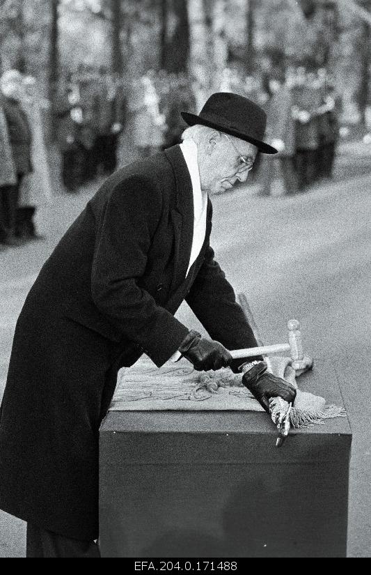 On the 75th anniversary of the Estonian Defence Union, President Lennart Meri will hit the flag of the traditional Silver Defence League.