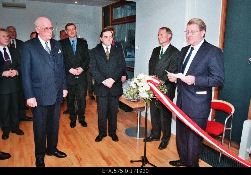 President of the Republic of Estonia Lennart Meri (in front plan on the left), Prime Minister of the Republic of Estonia Mart Siimann (in the best 3rd plan). ), and the Foreign Minister of the Kingdom of Denmark Niels Helveg Petersen (Partly 1.) Opening the Danish Embassy.