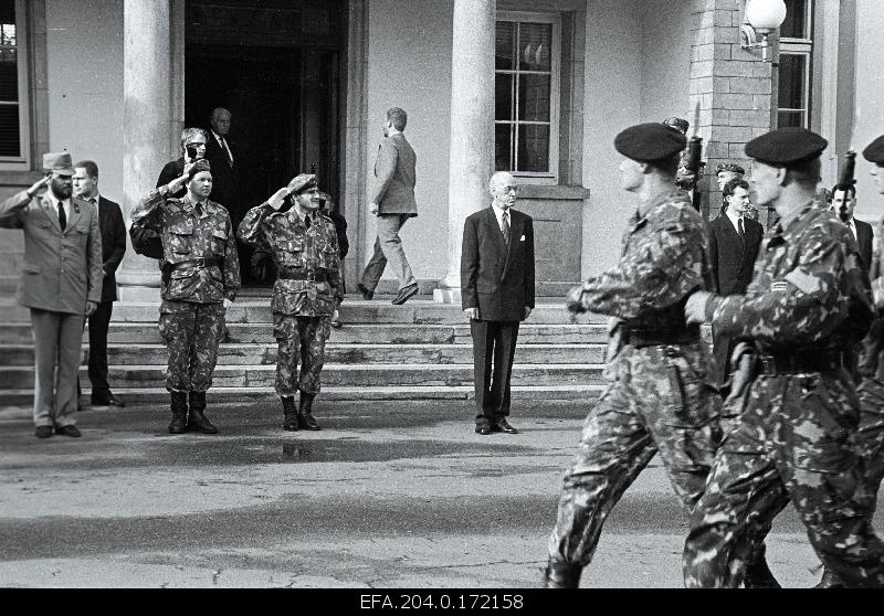 President Lennart Meri (from the left 4.) On the day of conviction, Kadriorus. On the left 1. Director General of the Border Guard Agency Andrus Öövel, 3. Chief of Defence Forces Chief of Staff Colonel Ants Laaneots.