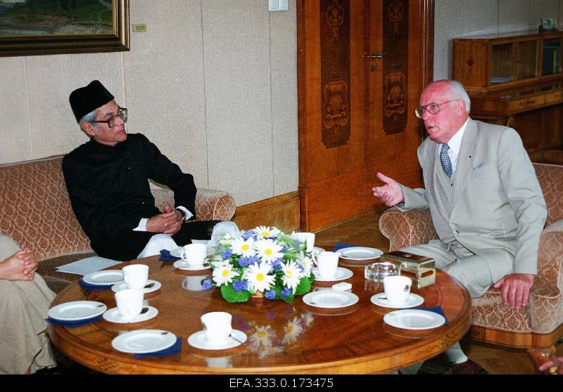 Ambassador of the Islamic Republic of Pakistan, Naeem U. Hasan, on the left, to the President of the Republic of Estonia, Lennart Mer (best) at the ceremony of transfer of credentials.