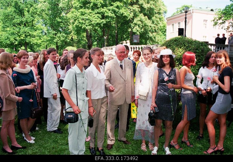 President Lennart Meri in the middle of the graduates of the secondary school.