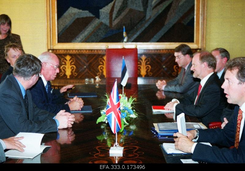 British Foreign Minister Sir Robin Cook who stays in Estonia on a state visit (better 2.) Welcome to the President of the Republic of Estonia Lennart Meri (from left) At.