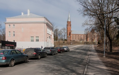 foto, Viljandi, Mõisa tee (Hariduse tn) algus, koolimaja, Pauluse kirik u 1932 foto M. Schultz ? rephoto