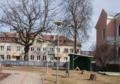 foto, Viljandi, Posti tn äärne park, kohtumaja kõrval, 2007 dets avati platsil lasteaed Mesimumm, Posti tn 20 a, 1955 rephoto