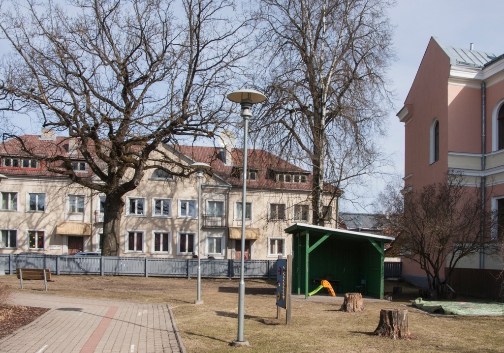 foto, Viljandi, Posti tn äärne park, kohtumaja kõrval, 2007 dets avati platsil lasteaed Mesimumm, Posti tn 20 a, 1955 rephoto