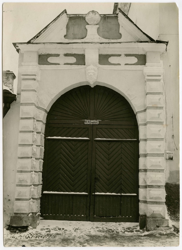 Viru tn 17, Simon Blankenhagen House for the portal of the courtyard gate (Otto Koste, approx. 1670). Door silt p. Einstein