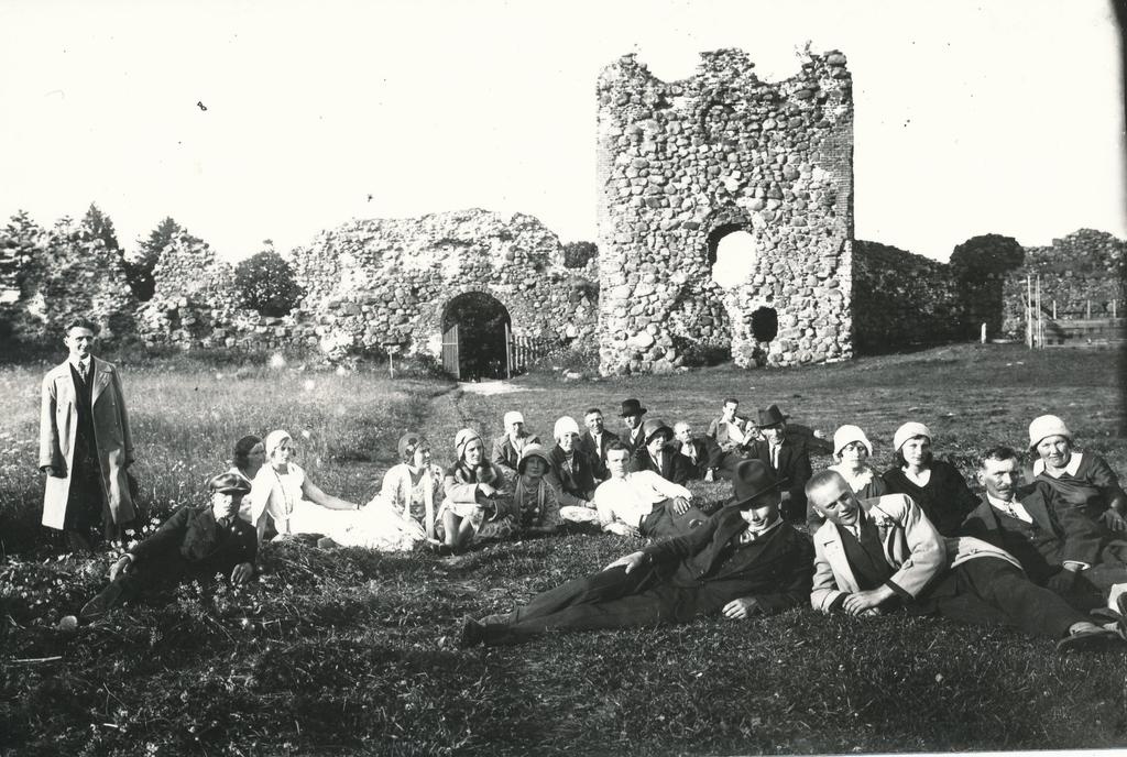 Photo. Tsooru - Luhametsa people on tour at the ruins of Karksi-Nuias Karksi Castle in the 1930s
