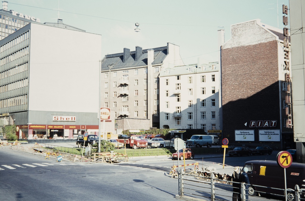Vilhonvuorenkatu 6 - Pääskylänrinne 1. Huoltoasema Shell Vilhovuorenkadulla ennen Kansa-yhtiön lisärakennusta
