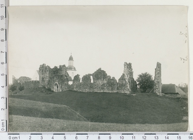 Ruins and church of Karksi Orthodox