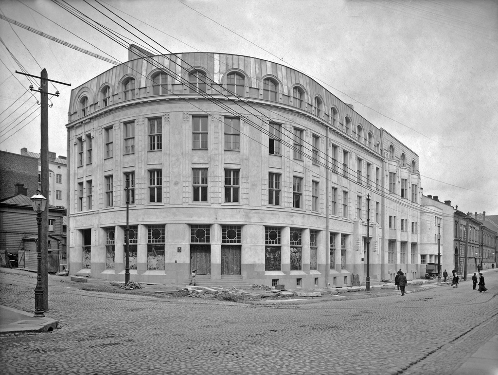 Helsingin kaupungin sähkölaitoksen hallintorakennus ja Kasarmitorin sähköasema, Pieni Roobertinkatu 1 - Kasarmikatu 30 - 32. Valmistunut 1909.