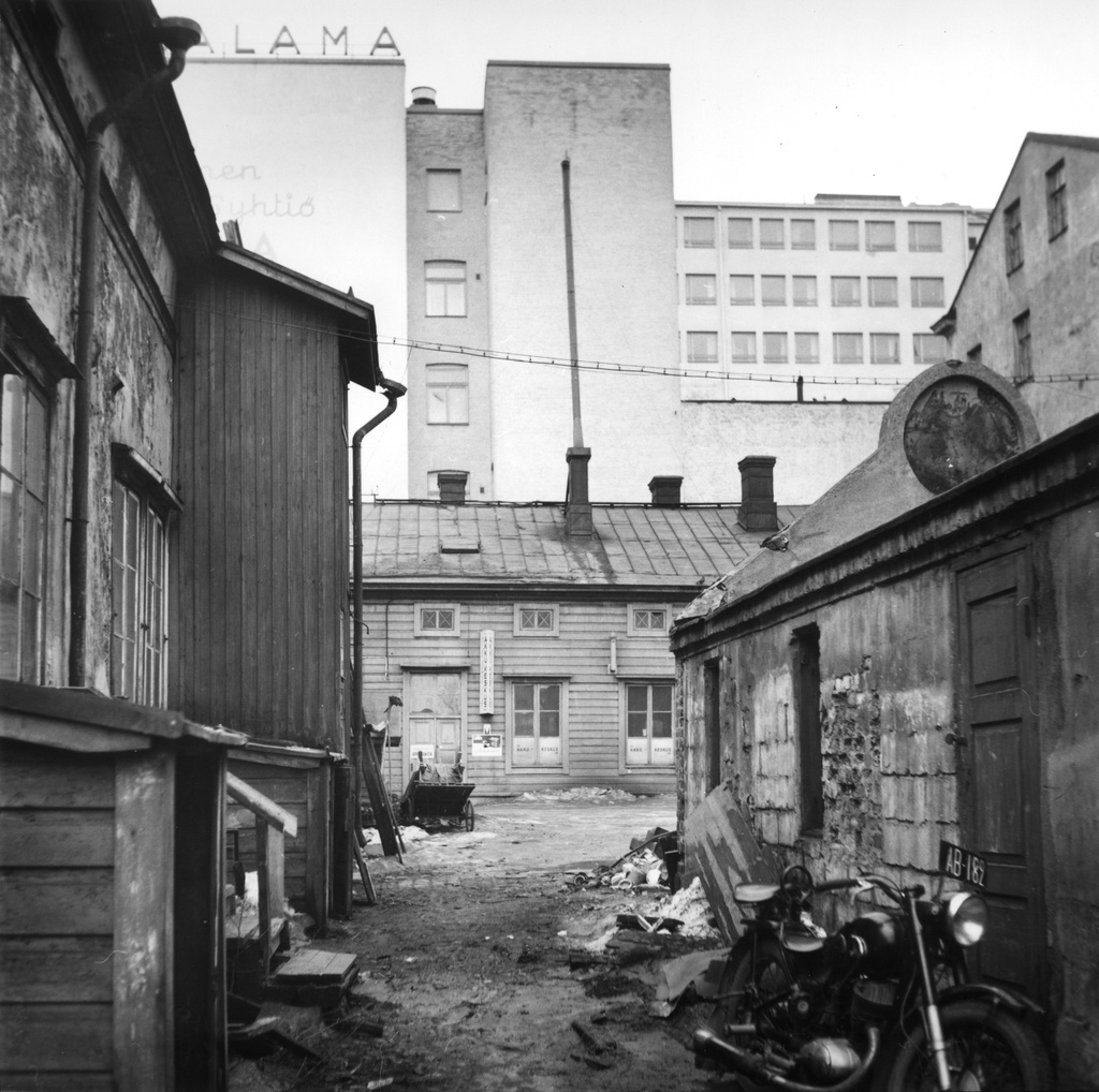 Mikonkatu 8, piha.