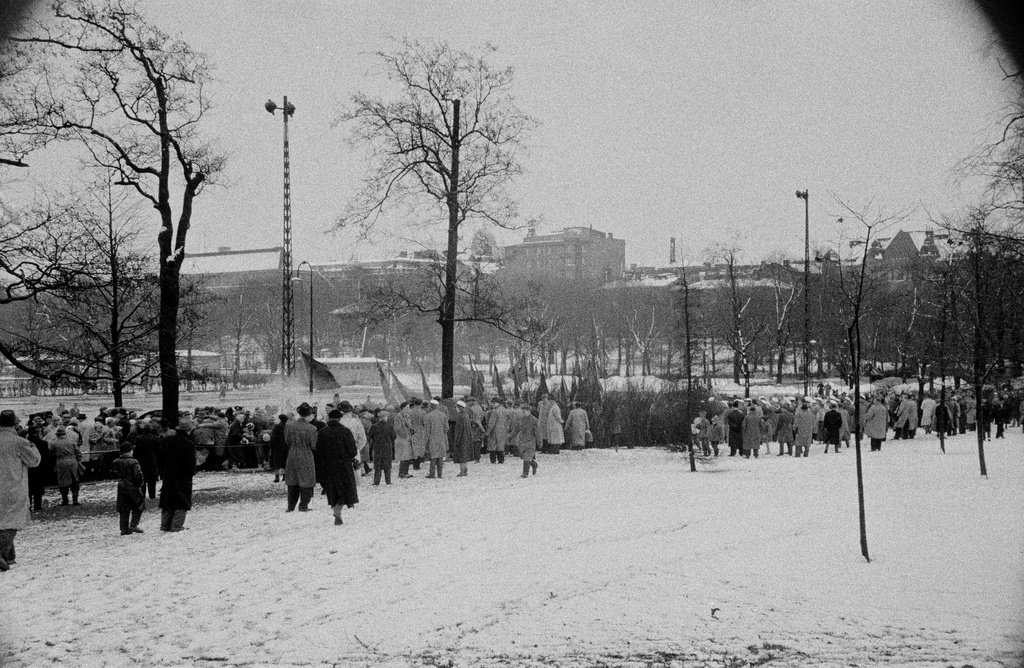 Työväen vappujuhla lumi- ja räntäsateessa Kaisaniemen kentällä 1957.