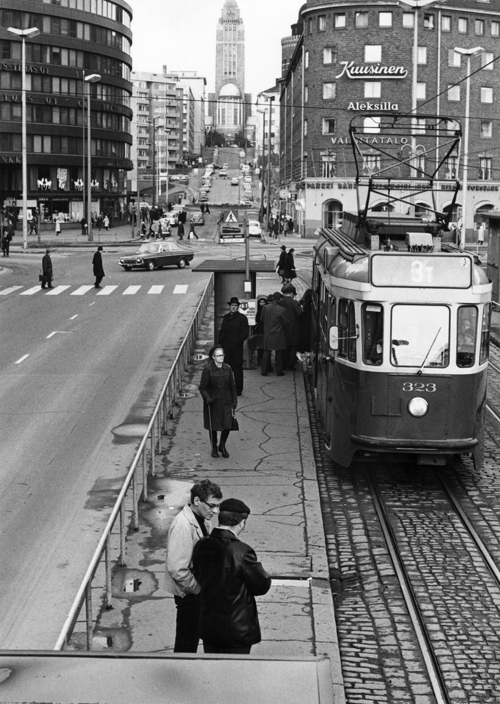 Linjan 3T raitiovaunu Hakaniementorin pysäkillä.