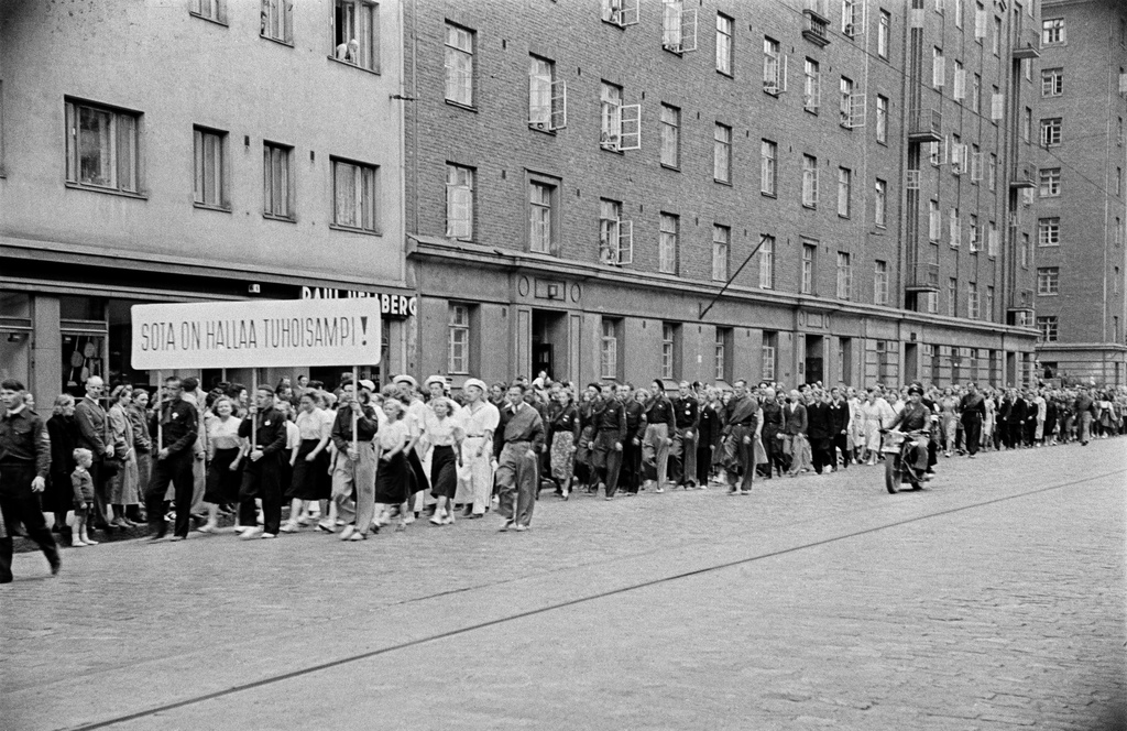 Rauhanmarssi ja yleisöä Helsinginkatu 6:n ja 10:n kohdalla