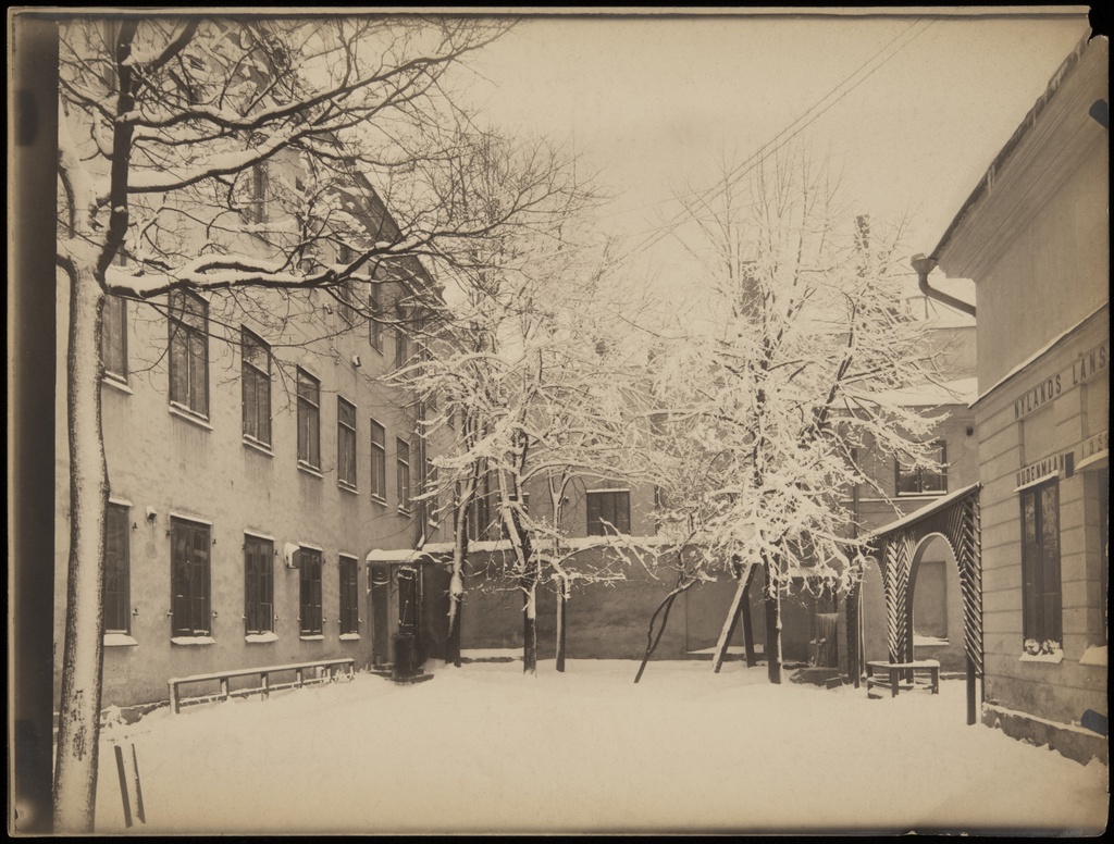 Aleksanterinkatu 8, sisäpiha talvella.