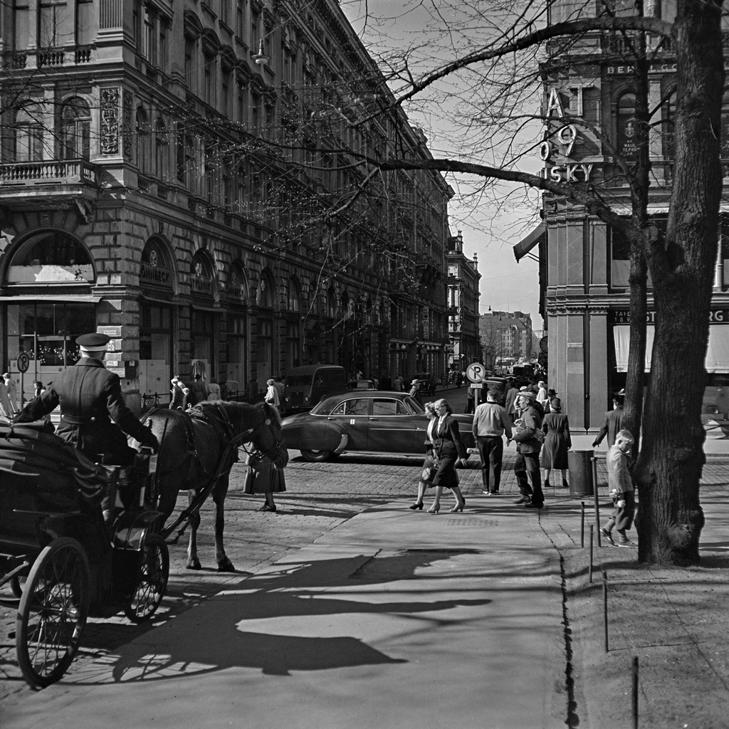 Liikennettä ja jalankulkijoita Pohjoisesplanadilla