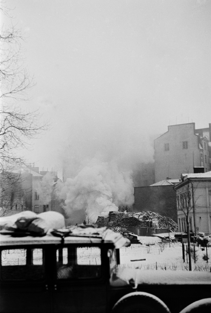 Pommitusten aiheuttama tulipalo halkovarastossa Paasivuorenkatu 4:ssä jatkosodan aikana.