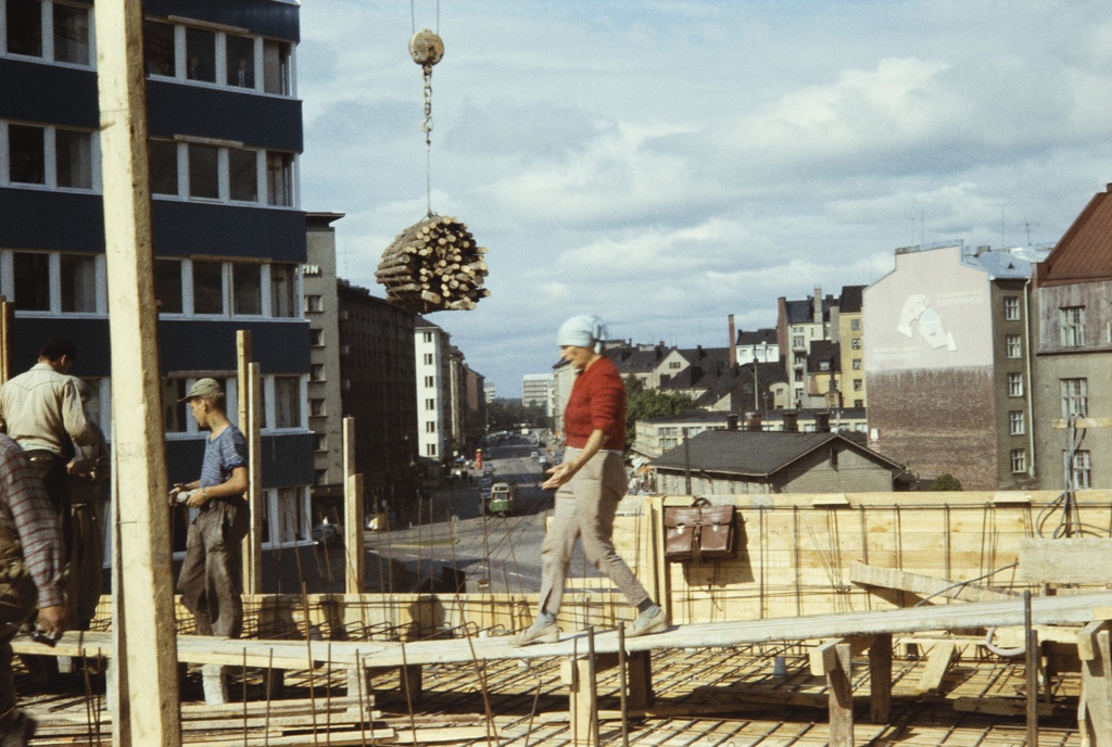 Hämeentie 33. Vakuutusyhtiö Kansan ns. Kansatalon rakennustyömaa 1960-luvun alussa. "Repsikka" rakennustyömaan apulainen