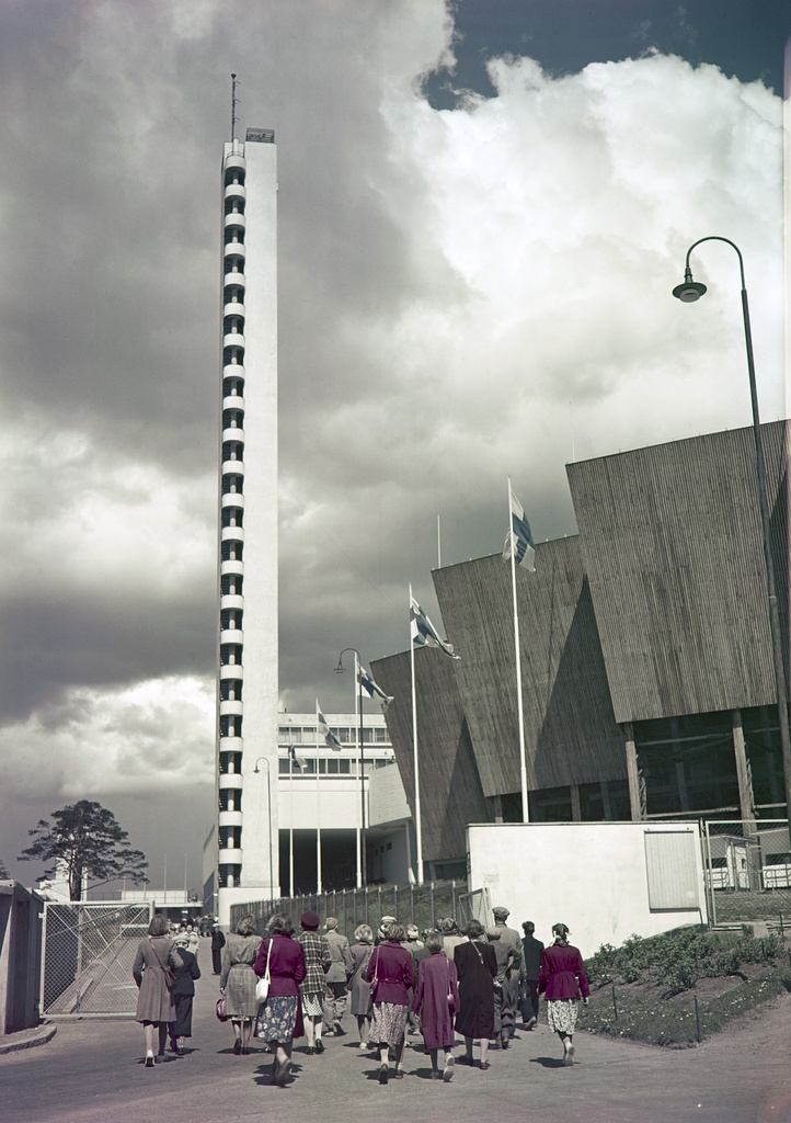Ryhmä ihmisiä menossa Olympiastadionin torniin.