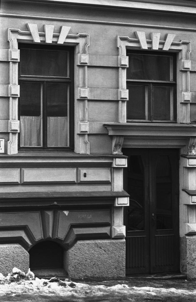 Meritullinkatu 27. Meritullinkatu 27:n sisäänkäynti.