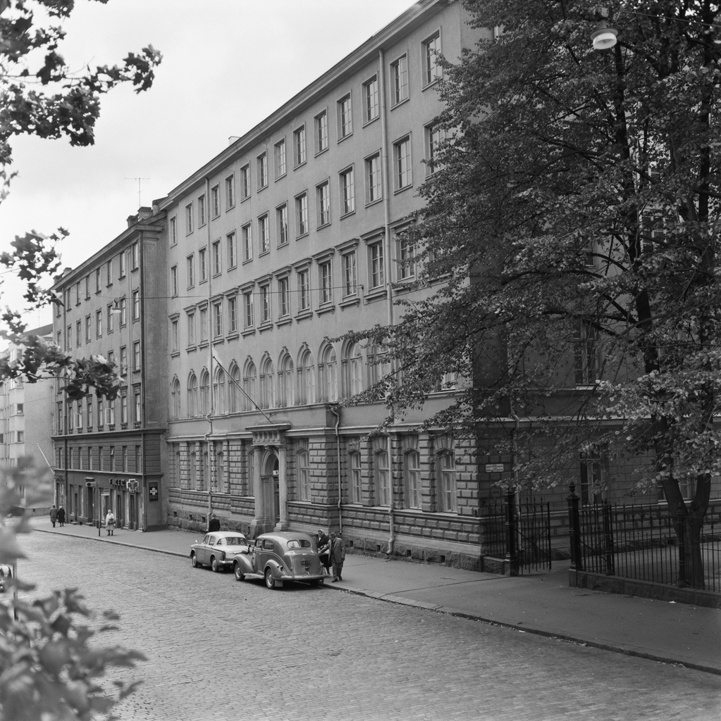 Liisankatu 8, 6. Etualalla Evert Lagerspetzin suunnittelema rakennus Liisankatu 8: ssa