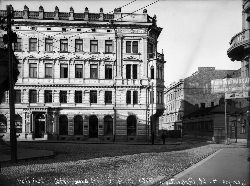 Vasemmalla Yrjönkatu 4 - Iso Roobertinkatu 2, taustalla oikealla Iso Roobertinkatu 1, 3.