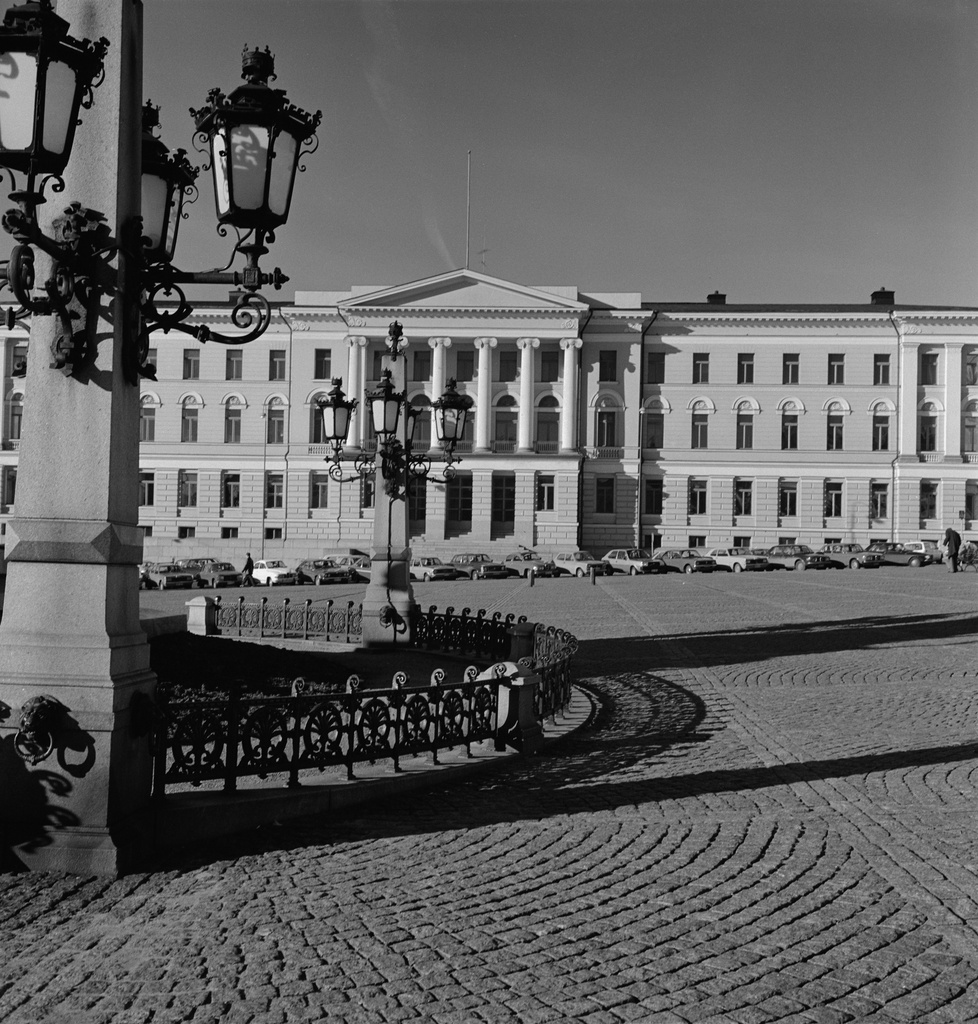 Senaatintori ja Aleksanteri II :n muistopatsaan lyhdyt.Taustalla Helsingin yliopiston päärakennus.